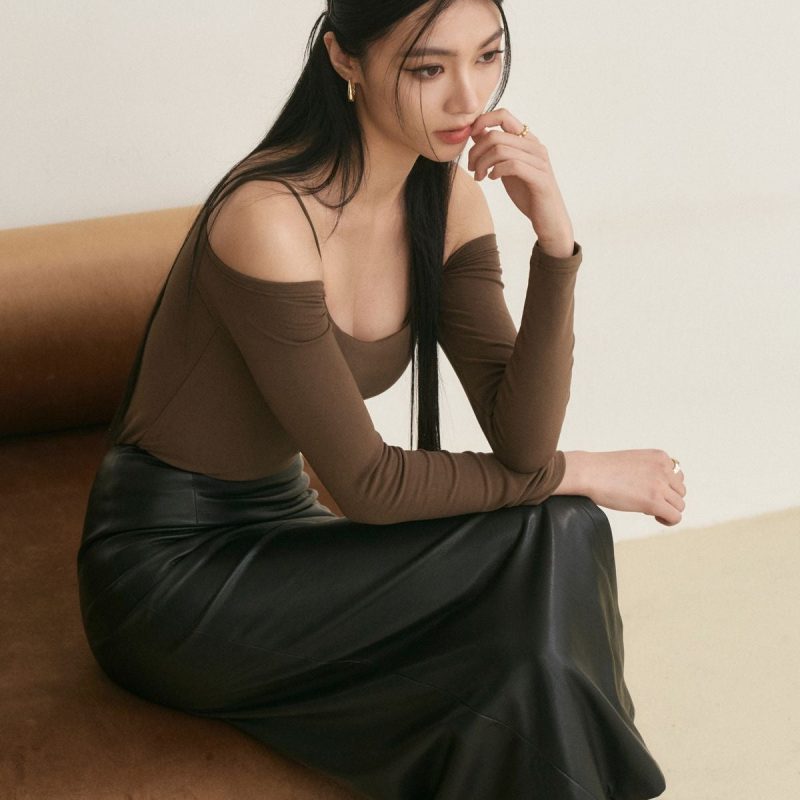 front slit leather long skirt (質感前開衩皮長裙)
